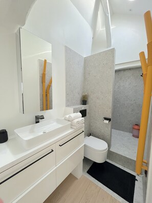 Bruser, hårtørrer, håndklæder, Sæbe