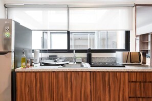 Réfrigérateur, micro-ondes, plaque de cuisson, cafetière/bouilloire