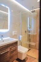 Quarto triplo básico | Banheiro | Bidê, toalhas de banho