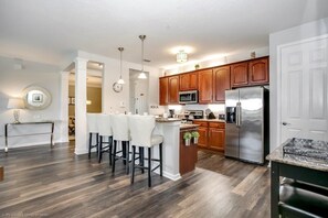 Condo, 3 chambres | Cuisine privée | Four à micro-ondes, lave-vaisselle, grille-pain