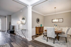 Condo, 3 phòng ngủ | Khu ăn uống