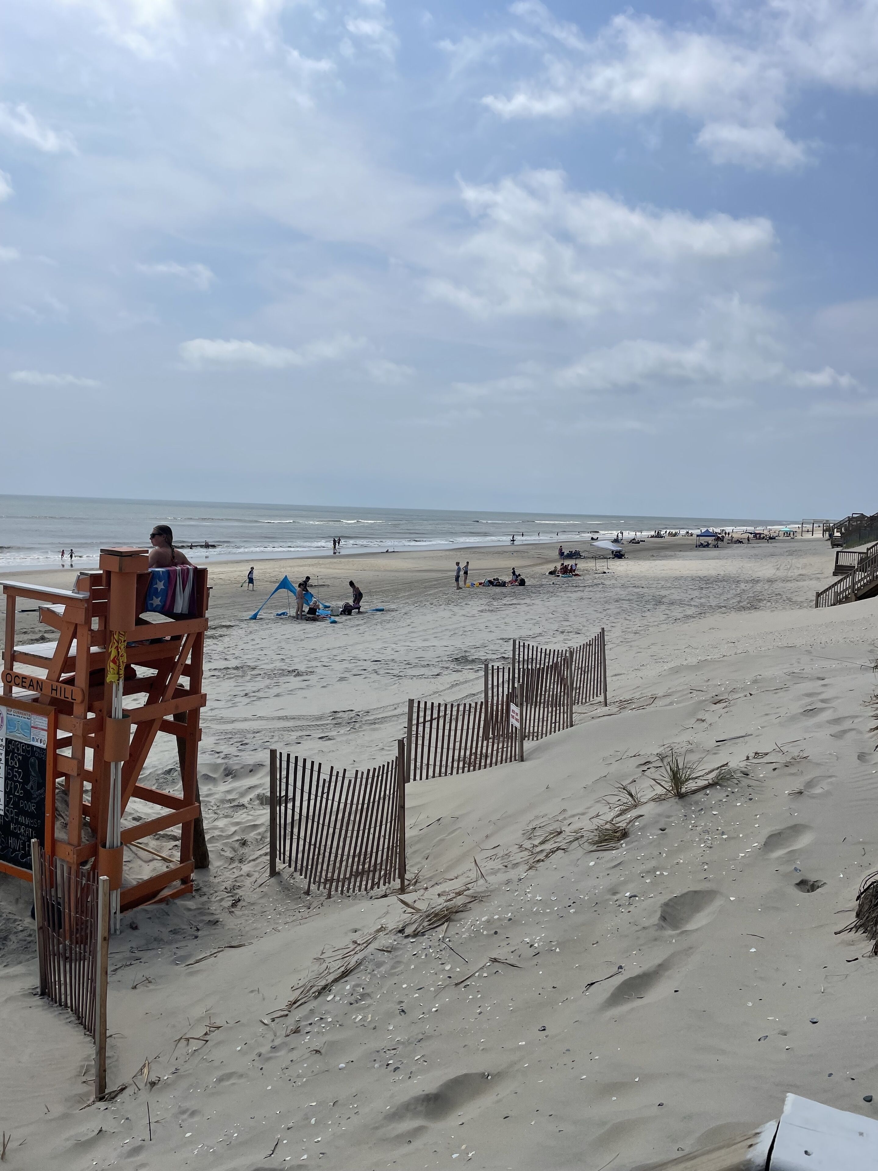 Private modern beach apartment- 5 min walk to beach and pools.