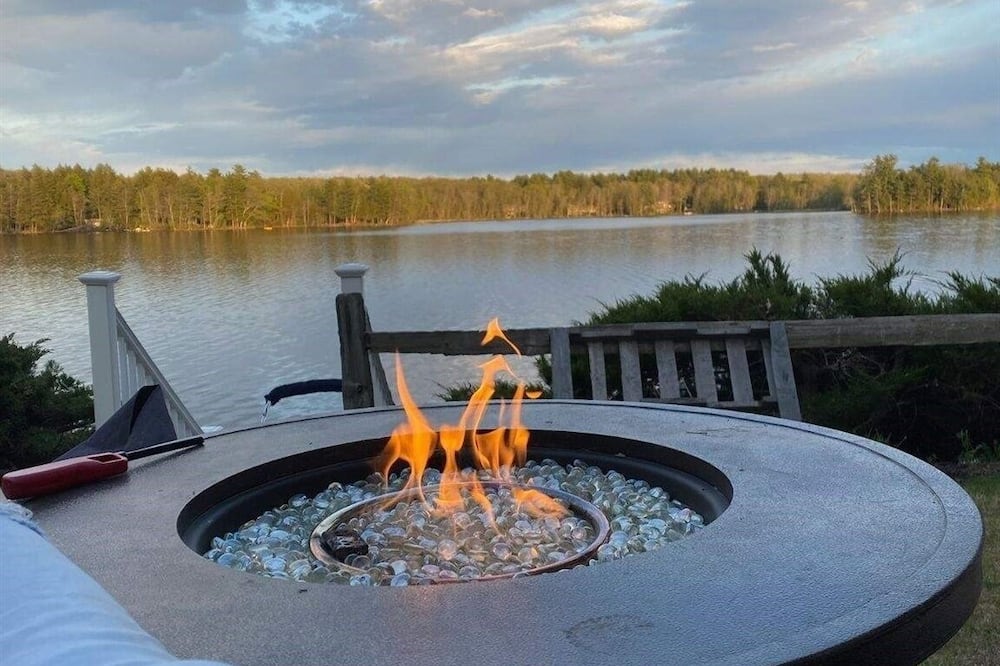 Annabessacook Retreat Limit 8 3 Bedroom Home by RedAwning - Tacoma Lakes, ME