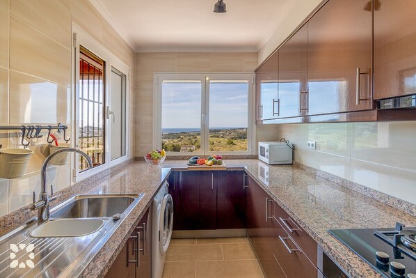 Frigorifero, microonde, forno, piano cottura