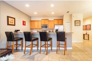 Microwave, dishwasher - Paradise Pool Townhome W/wifi & Resort Amenities 4 Bedroom Townhouse by RedAwning (Kissimmee)