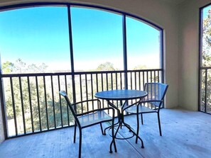 Casa, 2 habitaciones | Balcón