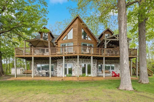 Unwind by the Lake! 5BR Cabin + Private Pontoon