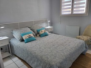 2 bedrooms, desk, iron/ironing board, bed sheets