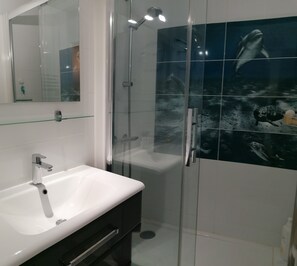 Dusche, Haartrockner, Handtücher, Toilettenpapier