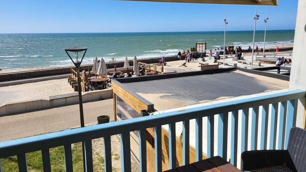 A beachside terrace with outdoor seating, a pool, and a view of the ocean. - Appartement de 2 Chambres Face à L'océan (Mimizan)