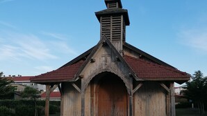 A small wooden building with a red roof and a cross on the front. - Appartement de 2 Chambres Face à L'océan (Mimizan)