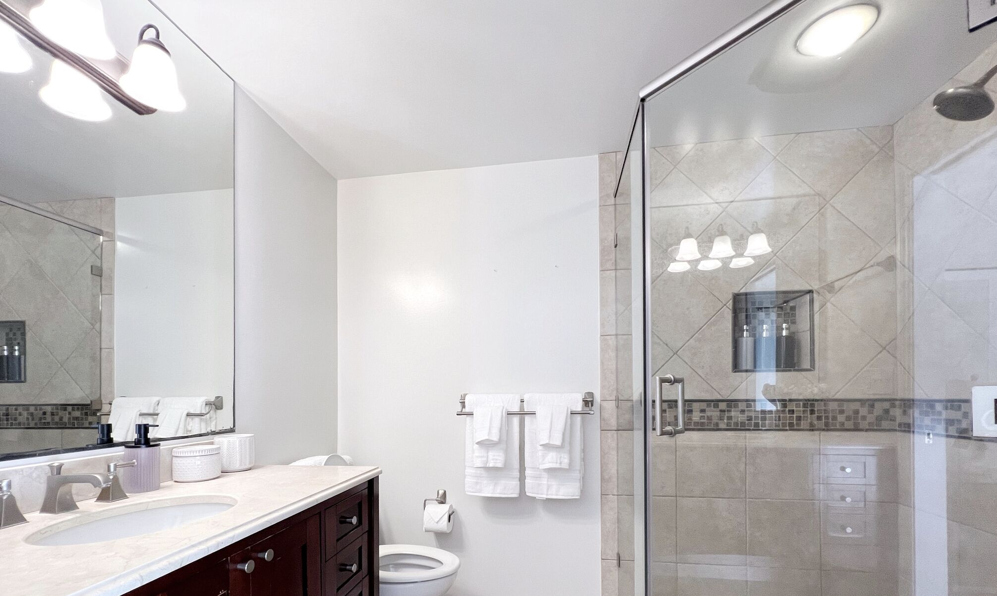 Combined shower/tub, hair dryer, towels