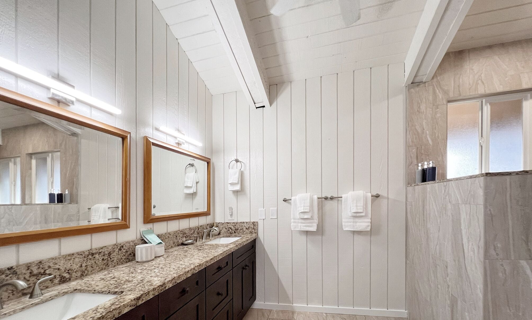 Combined shower/tub, hair dryer, towels