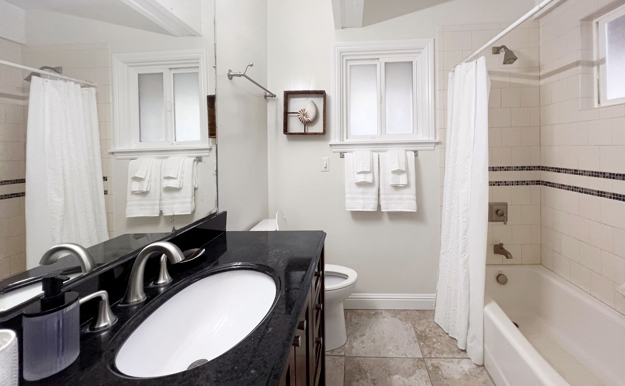 Combined shower/tub, hair dryer, towels