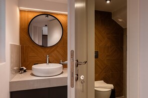 Artículos de tocador gratuitos, secador de pelo, toallas, jabón