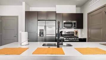 Refrigerador, microondas, horno y parrilla de estufa