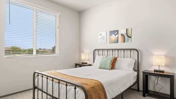 2 habitaciones, tabla de planchar con plancha, wifi y ropa de cama