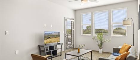 Televisión, chimenea, oficina