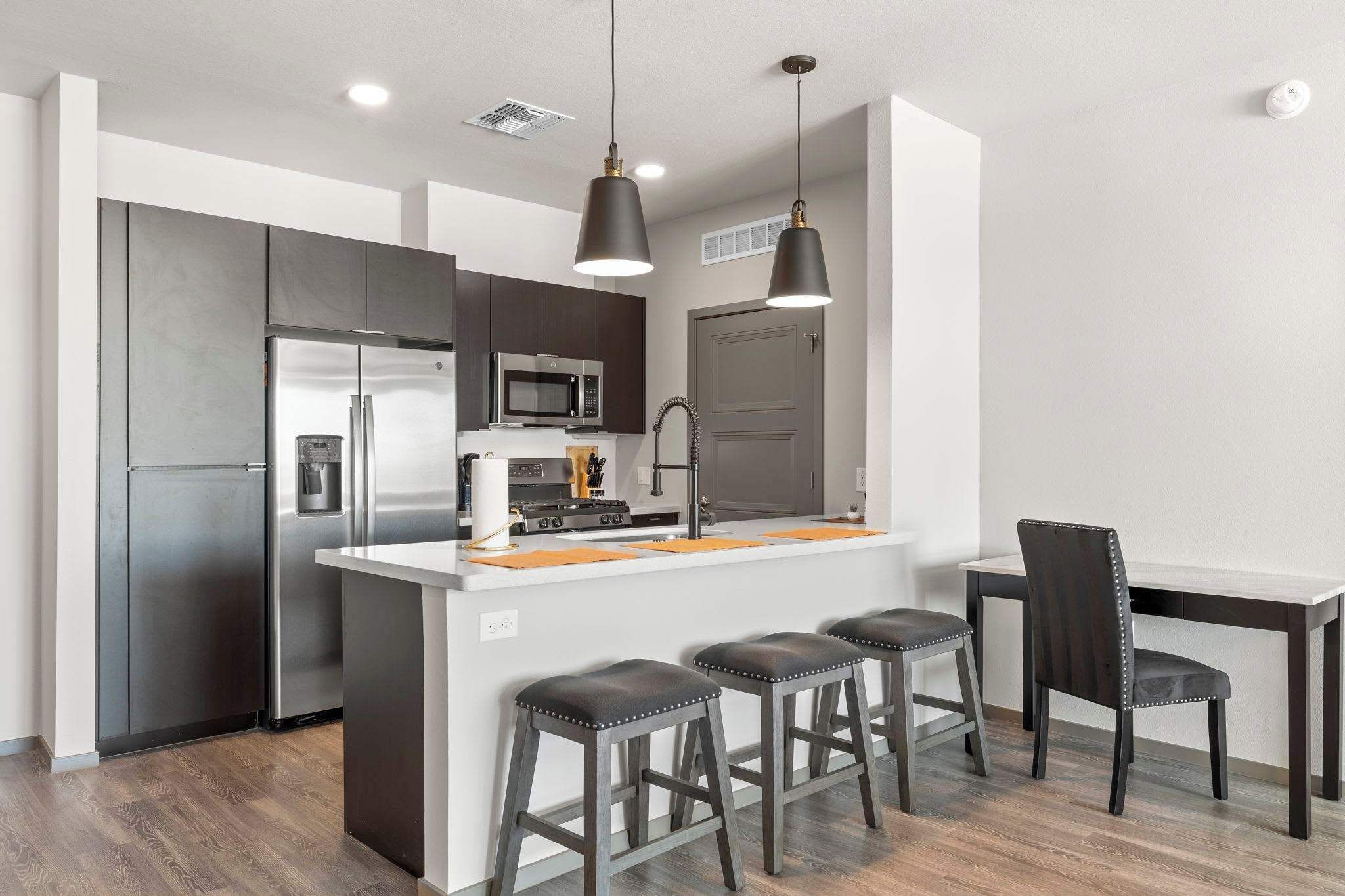 Een koelkast, een magnetron, een oven, een kookplaat