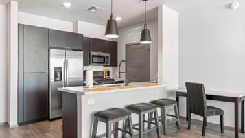 Refrigerador, microondas, horno y parrilla de estufa