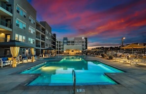 Pool - Stunning Westgate CozySuites by stadium w/pool 3 (Glendale)
