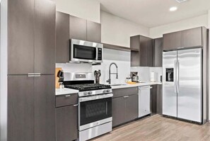 Fridge, microwave, oven, stovetop - Stunning Westgate CozySuites by stadium w/pool 3 (Glendale)