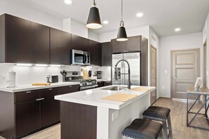 Fridge, microwave, oven, stovetop - Stunning Westgate CozySuites by stadium with pool 7 (Glendale)