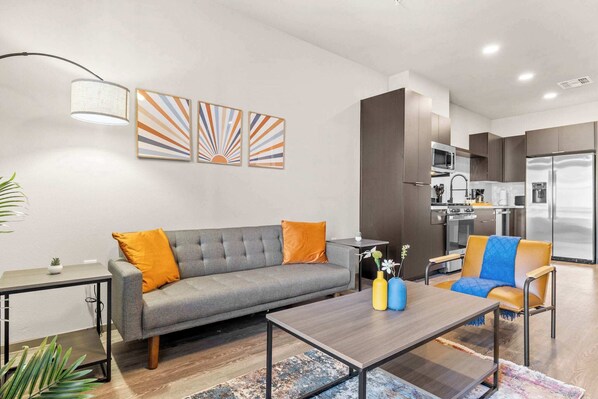 テレビ、暖炉、書斎 / ワークスペース