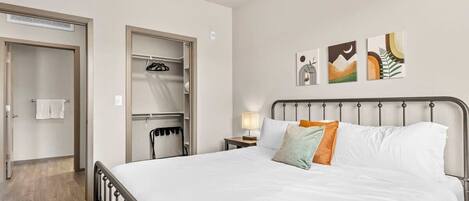 1 habitación, escritorio, tabla de planchar con plancha y wifi