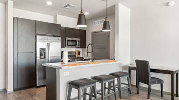 Refrigerador, microondas, horno y parrilla de estufa