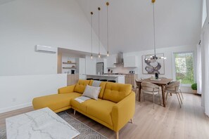 Smart-TV, Kamin, Tischfußball, Tischtennisplatte