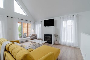 Smart-TV, Kamin, Tischfußball, Tischtennisplatte