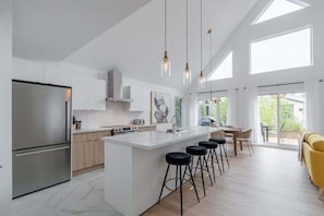 Geladeira, micro-ondas, fogão, cooktop