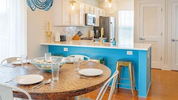 Apartment, 2 Bedrooms | Private kitchen | Fridge, oven, coffee/tea maker, toaster