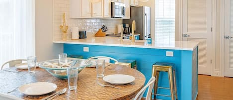 Appartement, 2 chambres | Cuisine privée | Réfrigérateur, un four, cafetiÚre-théiÚre, grille-pain