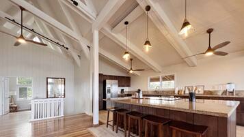 House, 4 Bedrooms | Private kitchen | Fridge, oven, coffee/tea maker, toaster