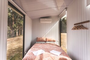 1 bedroom, bed sheets