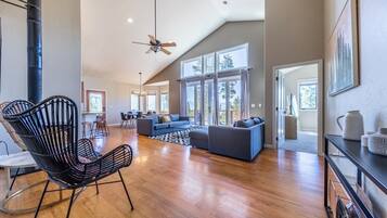 Smart TV, fireplace, table tennis