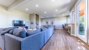 Smart TV, fireplace, table tennis