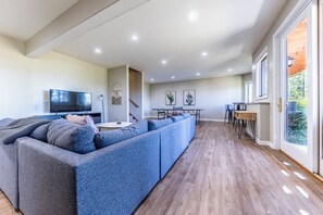 Smart TV, fireplace, table tennis
