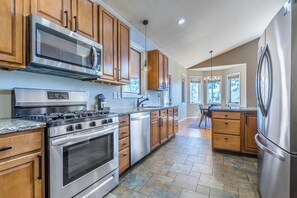 Kjøleskap, mikrobølgeovn, ovn og kokeplater