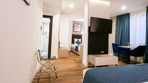 Habitación familiar, varias camas, para no fumadores, vista a la ciudad | 1 habitación, caja de seguridad en la habitación y escritorio 