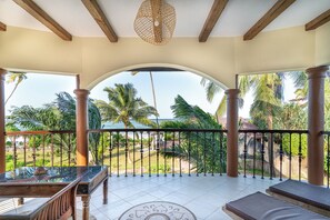 Rom – panorama | Safe på rommet, skrivebord og skrivebord for bærbar PC