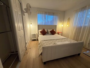 2 quartos, escrivaninha, ferros/tábuas de passar roupa