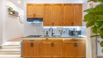 Fridge, microwave, oven, coffee/tea maker