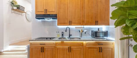Frigorifero, microonde, forno, macchina per tè/caffè
