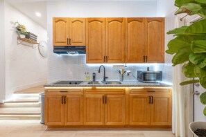 Fridge, microwave, oven, coffee/tea maker