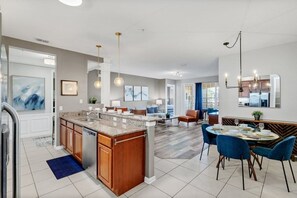 Condo, 3 chambres | Cuisine privée | Four à micro-ondes, lave-vaisselle, grille-pain, vaisselle et ustensiles