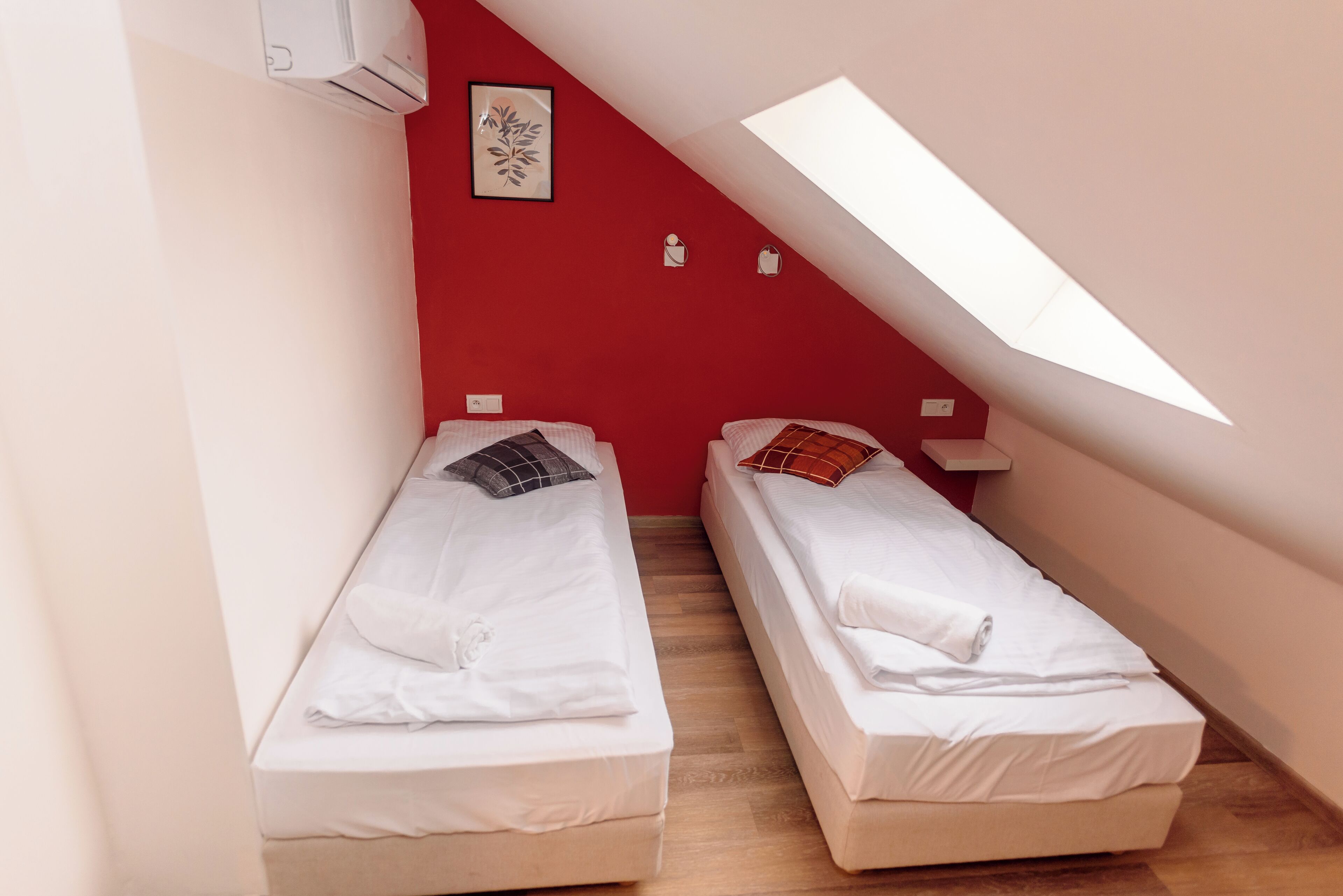 Private Room (2 Beds) - Shared Bathroom | Luxe beddengoed, individueel gedecoreerd, individueel gemeubileerd