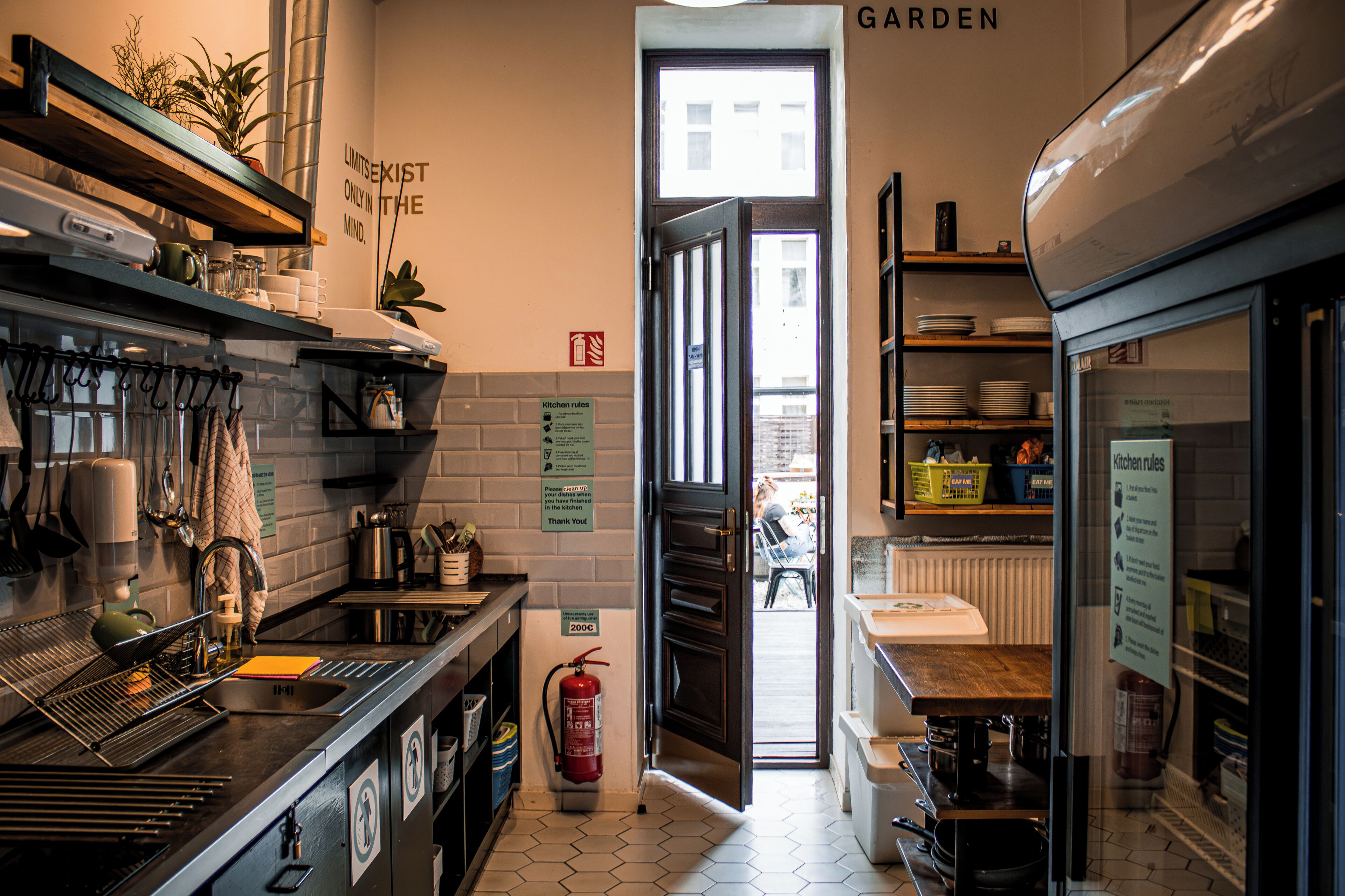 Refrigerador, microondas, placa de cocina, lavavajillas